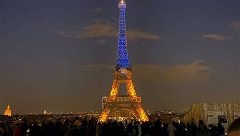 Paris La Tour Eiffel éclairée Aux Couleurs De Lukraine Vendredi Soir France Bleu