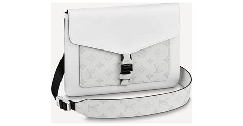 Louis Vuitton Sacoche LV Outdoor Flap Cuir Blanc Ref 237408 Joli Closet