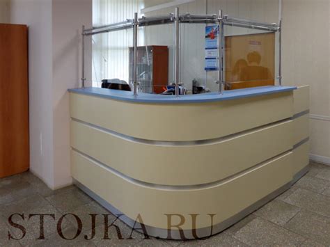 Угловая стойка регистратуры со стеклом и калиткой