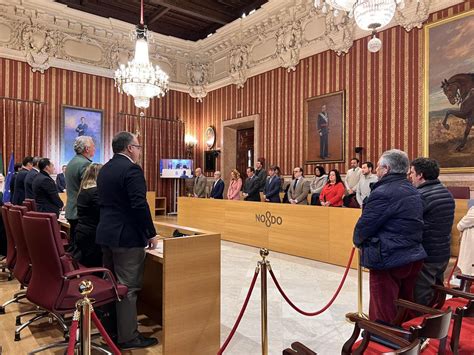 Minuto De Silencio En El Pleno De Sevilla Contra El Fanatismo Tras