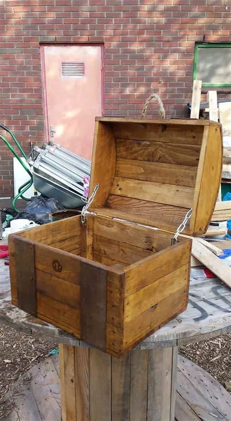 Treasure Chest Out Of Repurposed Pallet Wood Pallets