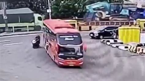 Ngeri Video Bocah Tewas Terlindas Bus Saat Minta Telolet Di Pelabuhan