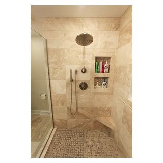 Large Walk In Shower with Window in Shower Clásico renovado Cuarto