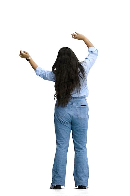 Una Chica Con Una Camisa Azul Sobre Un Fondo Blanco A Toda Altura