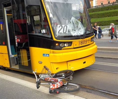 Niebezpieczny Wypadek W Warszawie Tramwaj Potr Ci Rowerzyst Na