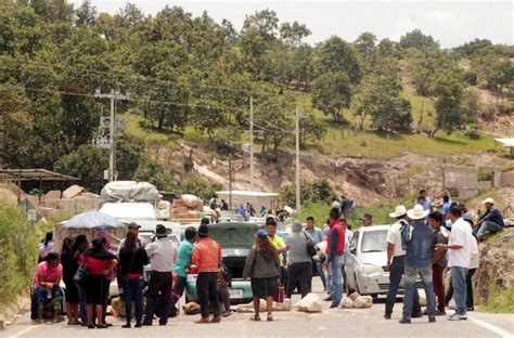 Bloquean Campesinos De Atlixtac La Carretera A Chilapa Piden Lo Que