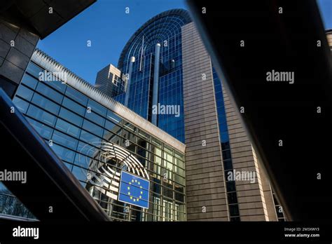 La Fachada Del Parlamento Europeo Y Su Estilizado Logotipo De Hemiciclo