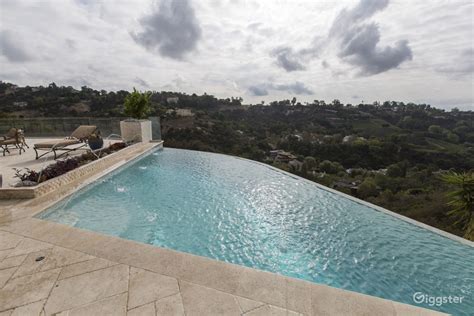 Infinity Pool & Jacuzzi Overlooking Los Angeles | Rent this location on ...