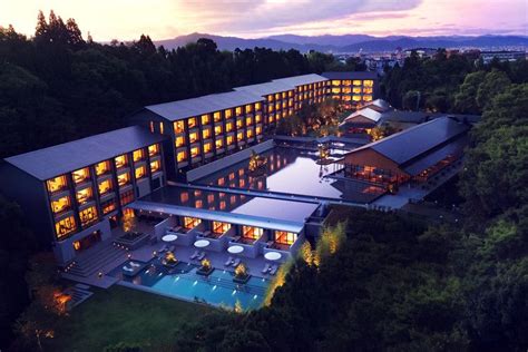Kyoto's Newest Luxury Hotel Has Its Own Onsen, a Riverfront Bar, and a ...