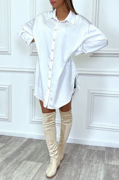 Longue Chemise Blanche Satin Et Oversize Avec Bouton Perle Et Dor