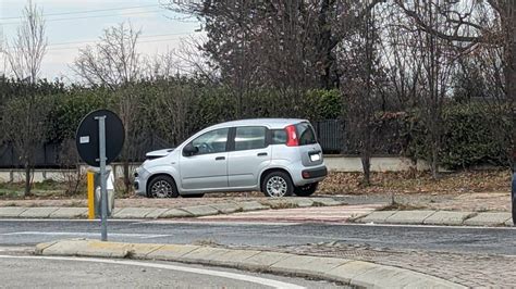 Saronno Monza Scontro Alla Rotonda 4 Persone Soccorse A Solaro Il