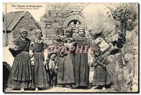 Carte Postale Ancienne Folklore Femmes De Brignogan Le Chemin De La