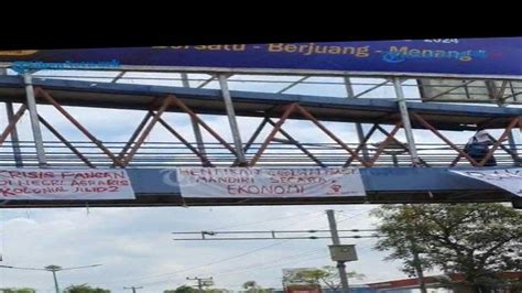 Spanduk Kritik Pemerintah Bermunculan Di Jalanan Kota Bandar Lampung