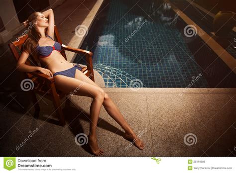 Mooie Tan Vrouw In Bikini Het Zonnebaden Stock Foto Image Of Schoonheid Kleur