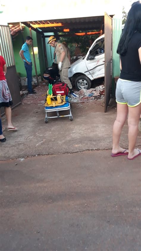 Carro Invade Resid Ncia Na Vila Fabril E Deixa Idosa E Sua Netinha