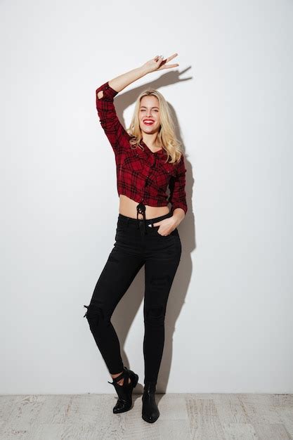 Heureuse Jeune Femme Blonde Montrant Le Geste De Paix Photo Gratuite