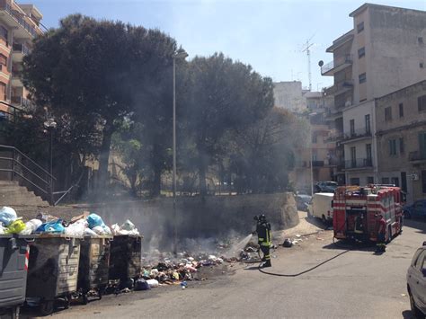 Reggio continua il delirio in città per l emergenza rifiuti