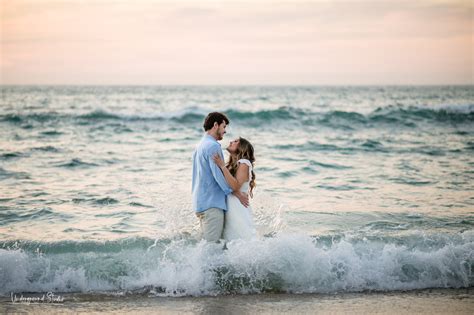 Fotos De Compromiso En La Playa Conchas Chinas Destination Wedding