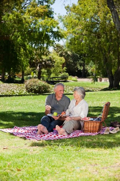 Casal De Idosos Fazendo Piquenique No Jardim Foto Premium