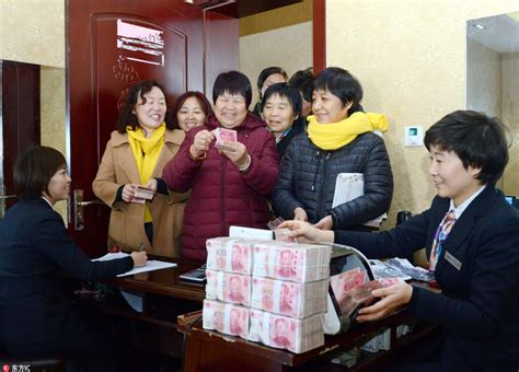 这个村真有钱！每年都给村民发钱，今年又是800万现金