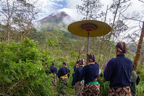 Abdi Dalem Keraton Yogyakarta Ikuti Ritual Labuhan Merapi