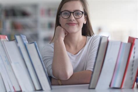 Retrato De Uma Estudante Famosa De Apar Ncia Inteligente Na Biblioteca