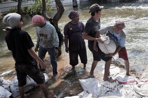 Tanggul Jebol Perumahan Pantai Mutiara Pluit Terendam Banjir Foto 3