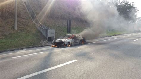 Rádio Acesa FM VR Carro pega fogo na Via Dutra em Barra Mansa