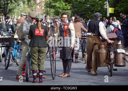 Des Centaines De Cyclistes Roulent Travers Les Rues De Londres Dans