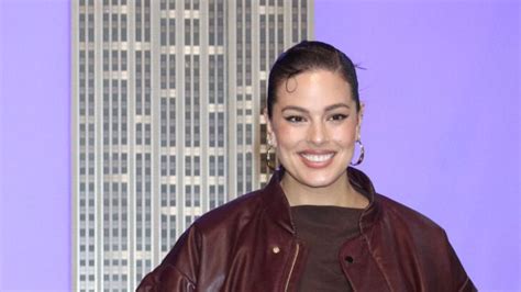 Ashley Graham elle se dévoile nue sur Instagram et affiche ses formes