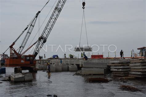 Pembangunan Dermaga Pelabuhan Kali Adem Antara Foto