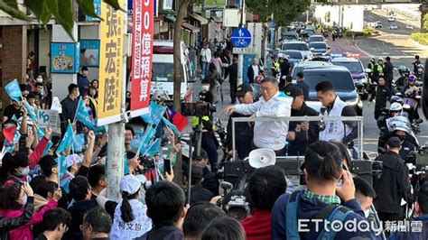 直擊／柯文哲車掃首日！攻侯友宜新北本命區 2藍小雞幫喊「加油」 Ettoday政治新聞 Ettoday新聞雲