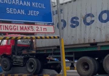 Truk Kontainer Hantam Trotoar Di Pintu Tol Jatiasih Bekasi Begini