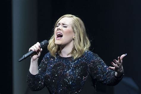 Adele se emociona ao homenagear vítimas de ataque em boate gay