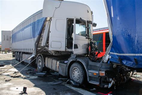 Unfall A T Dlicher Unfall Auf A Lkw Fahrer Kracht In Stauende Und