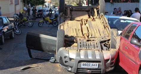 G1 Picape capota e atinge outros três carros estacionados em São