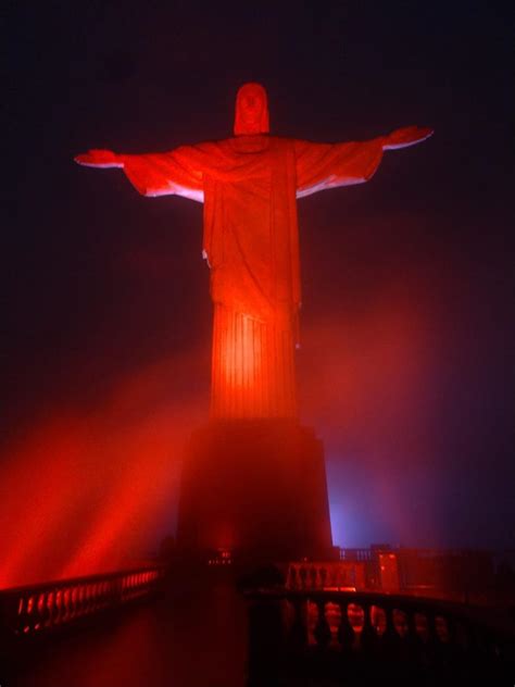 Cristo Redentor é iluminado em laranja pelos 65 anos da nova empresa