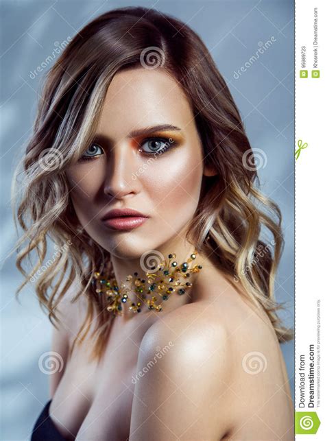 Retrato De La Belleza Del Modelo De Moda Hermoso Con Maquillaje El