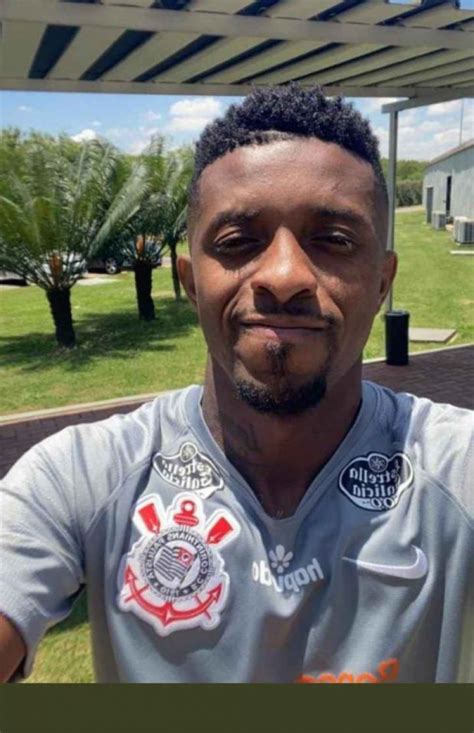 Corinthians acerta Jonathan Cafu que já aparece em foto no CT