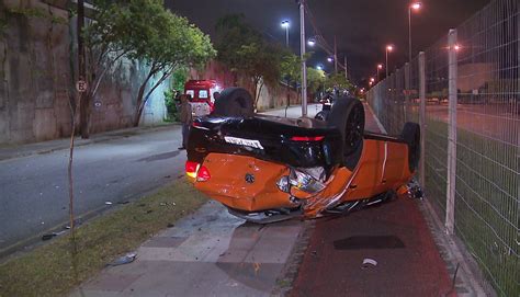 Carro despenca de viaduto após bater ônibus e motorista sai andando