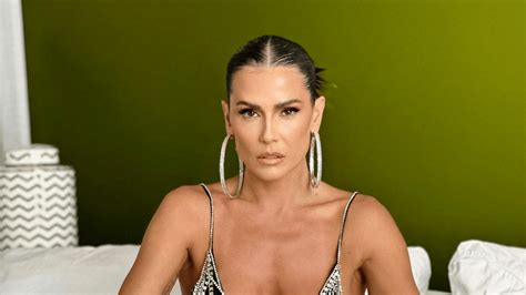 Deborah Secco se derrete pela filha em momento encantador Nós