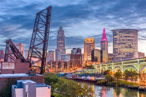 Skyline Do Centro Da Cidade De Cleveland Ohio Eua No Rio De Cuyahoga