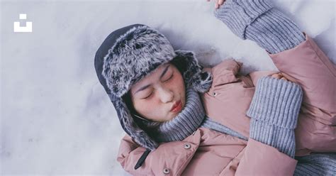 昼間、白い雪の上に横たわる女性の写真 Unsplashの無料冬写真