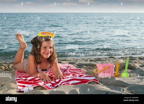 Petite fille allongée sable Banque de photographies et dimages à haute