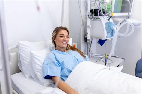 Jeune Femme Allong E Sur Le Lit L H Pital M Decine Soins De Sant Et