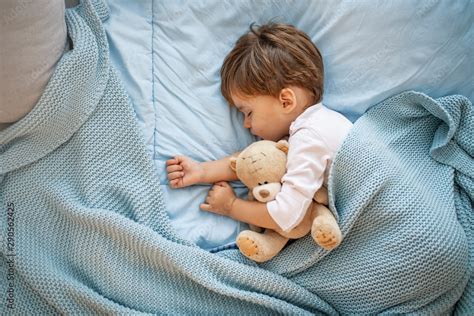 Fotografia do Stock: Photo of baby boy sleeping together with teddy ...