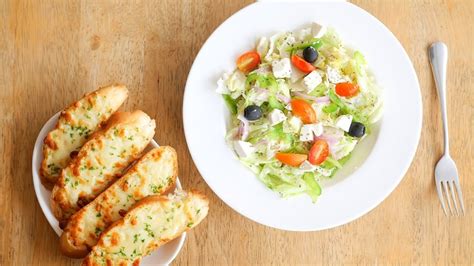 The Best Meals To Pair With Garlic Bread Besides Spaghetti