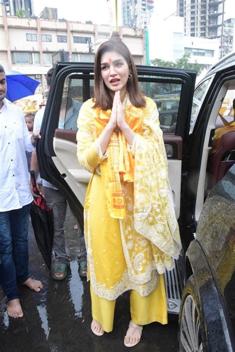 Pics After National Award Win Kriti Sanon Visits Siddhivinayak Temple