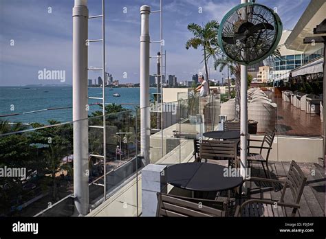 Restaurant Overlooking Water Hi Res Stock Photography And Images Alamy