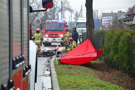 Buszyce Nie Yje Motorowerzysta Kt Ry Wpad Pod Ci Ar Wk